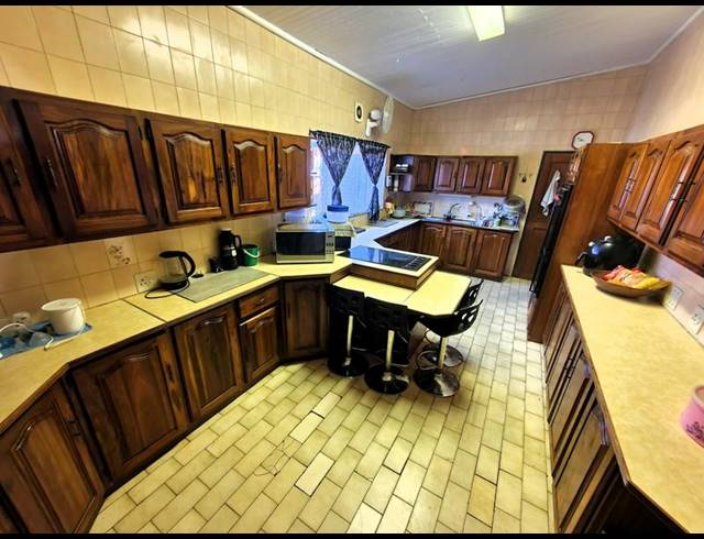 5 BEDROOM HOUSE FOR SALE IN SINOVILLE